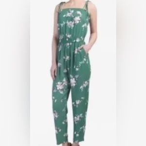 Green and floral print jumper with tie spaghetti straps and pockets. Size XL